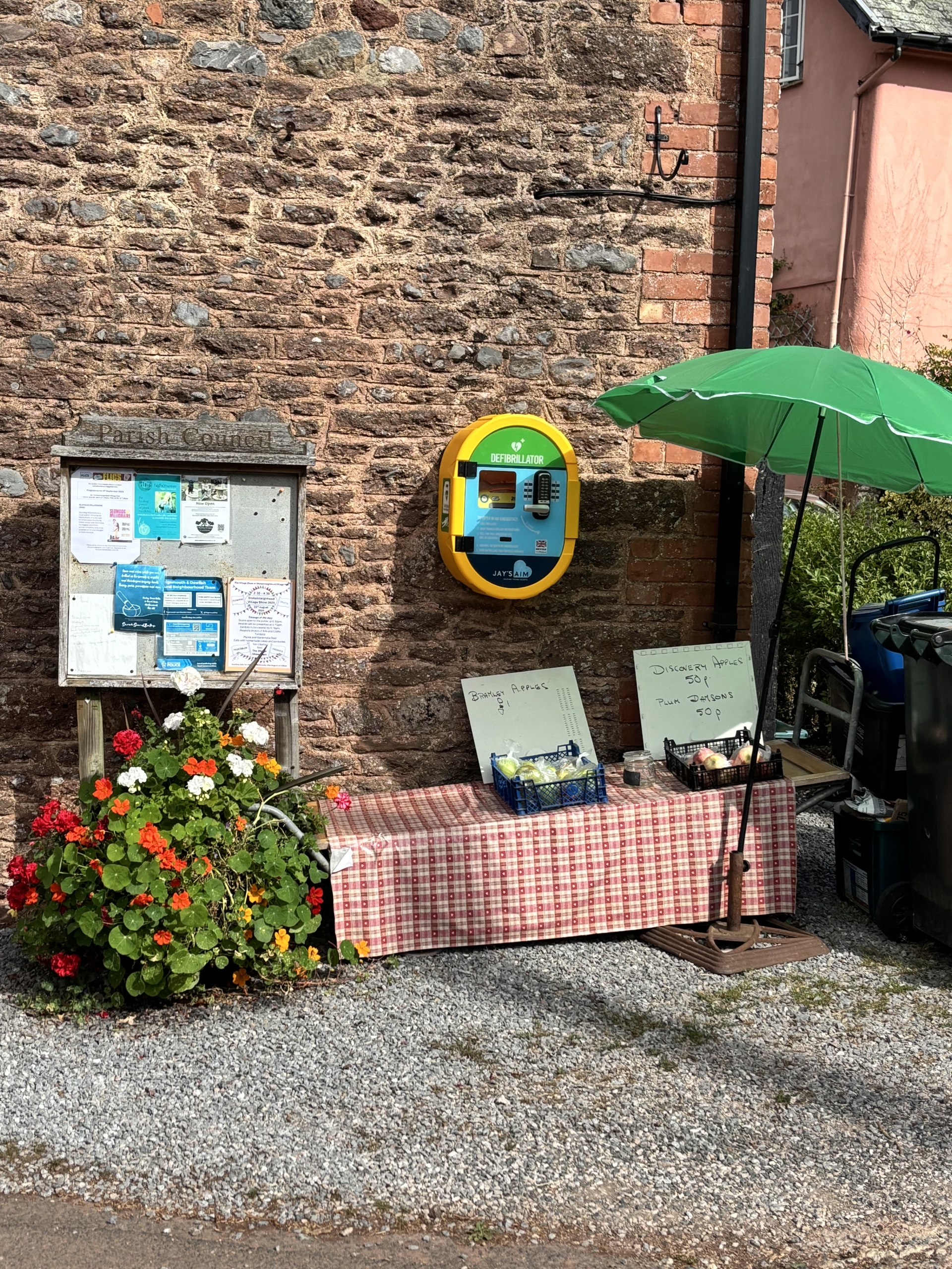 Defibrillator at Lower Gabwell